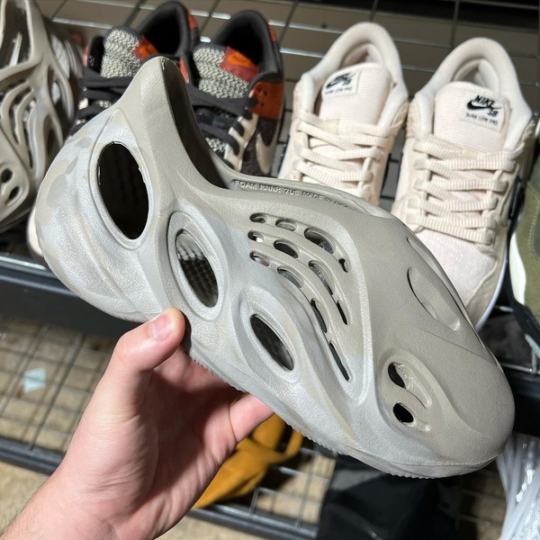 adidas YEEZY Foam Runner27.5 箱 タグ完備 adidas YEEZY Foam Runner 